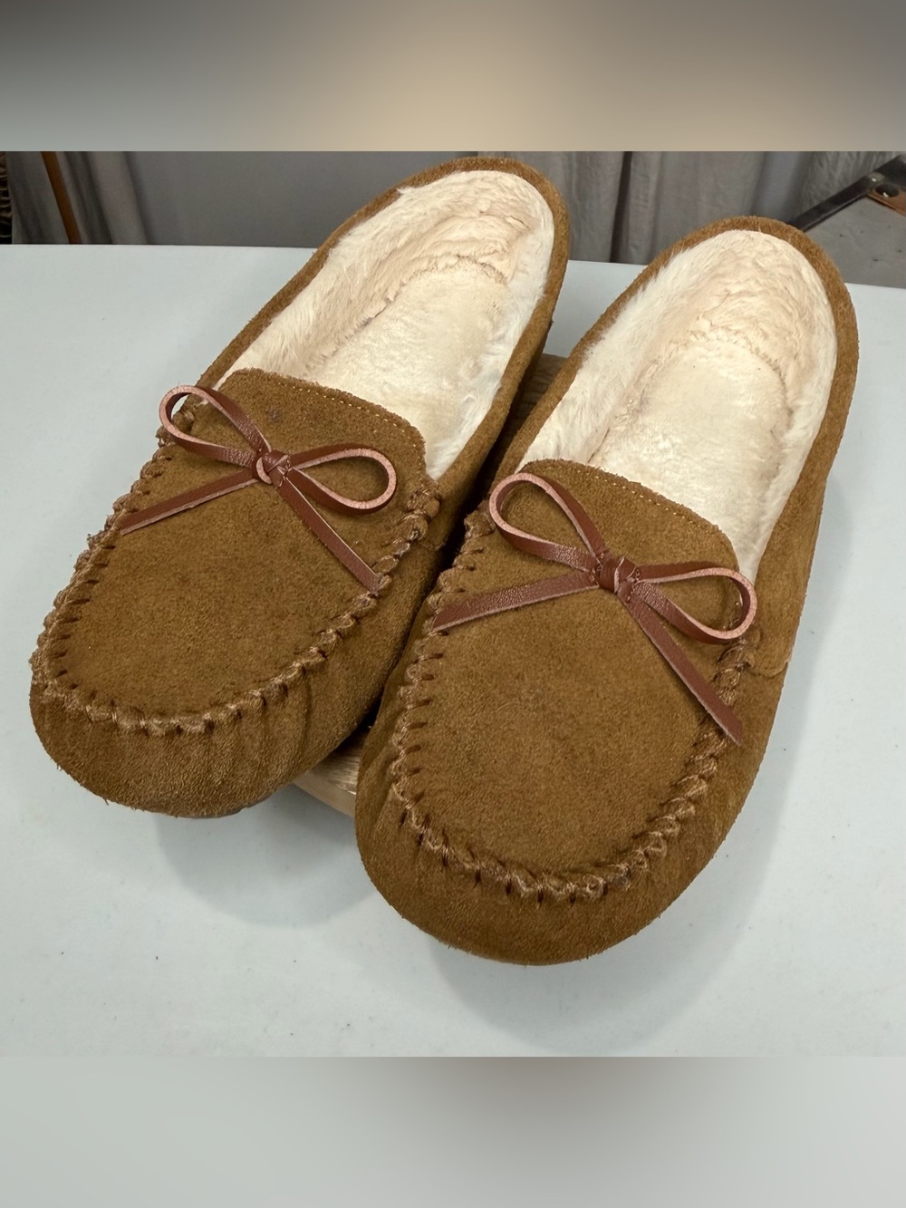 Joyspun Women’s Brown Suede Moccasin Slippers Faux Fur Lined US 9